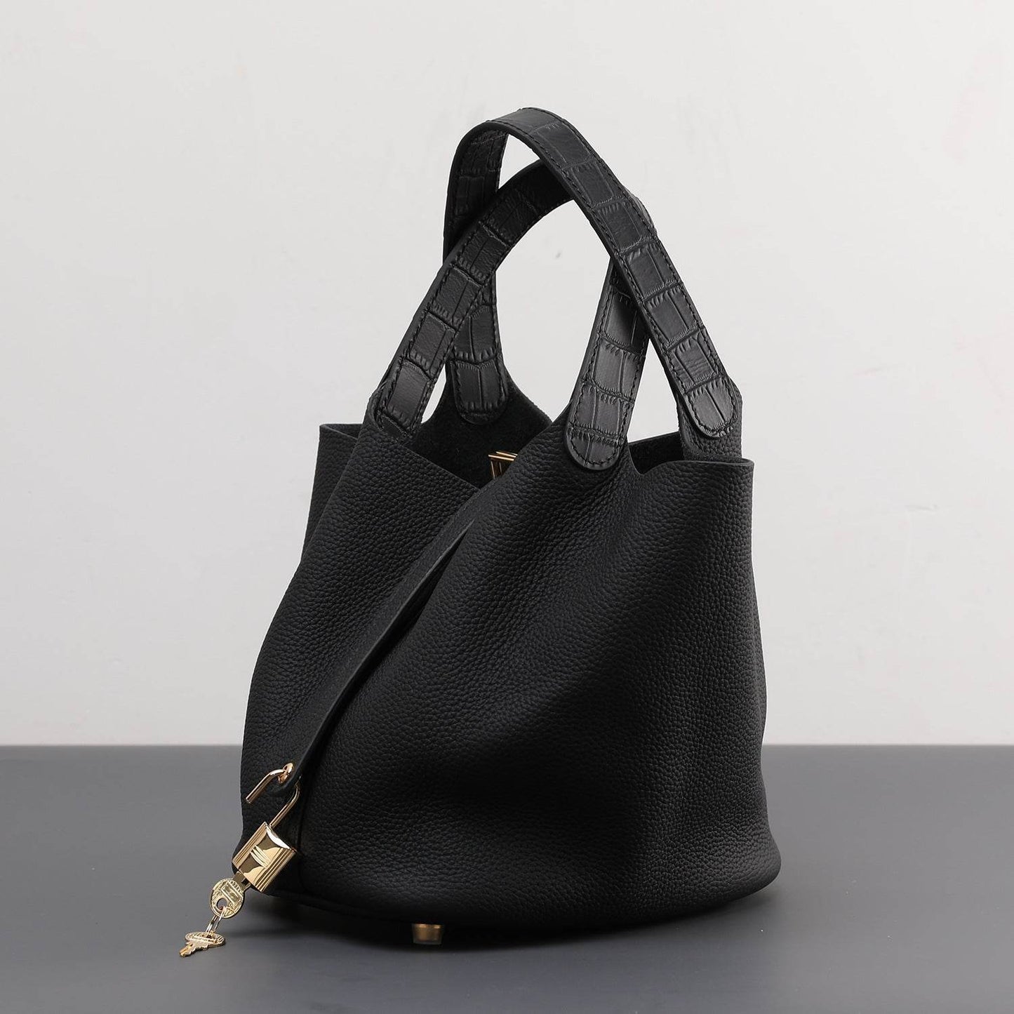 Genuine Leather ladies Large capacity bags - Adjustable Shoulder Strap ladys accessorys Distinguished Fine Apparel Crocodile Pattern Black